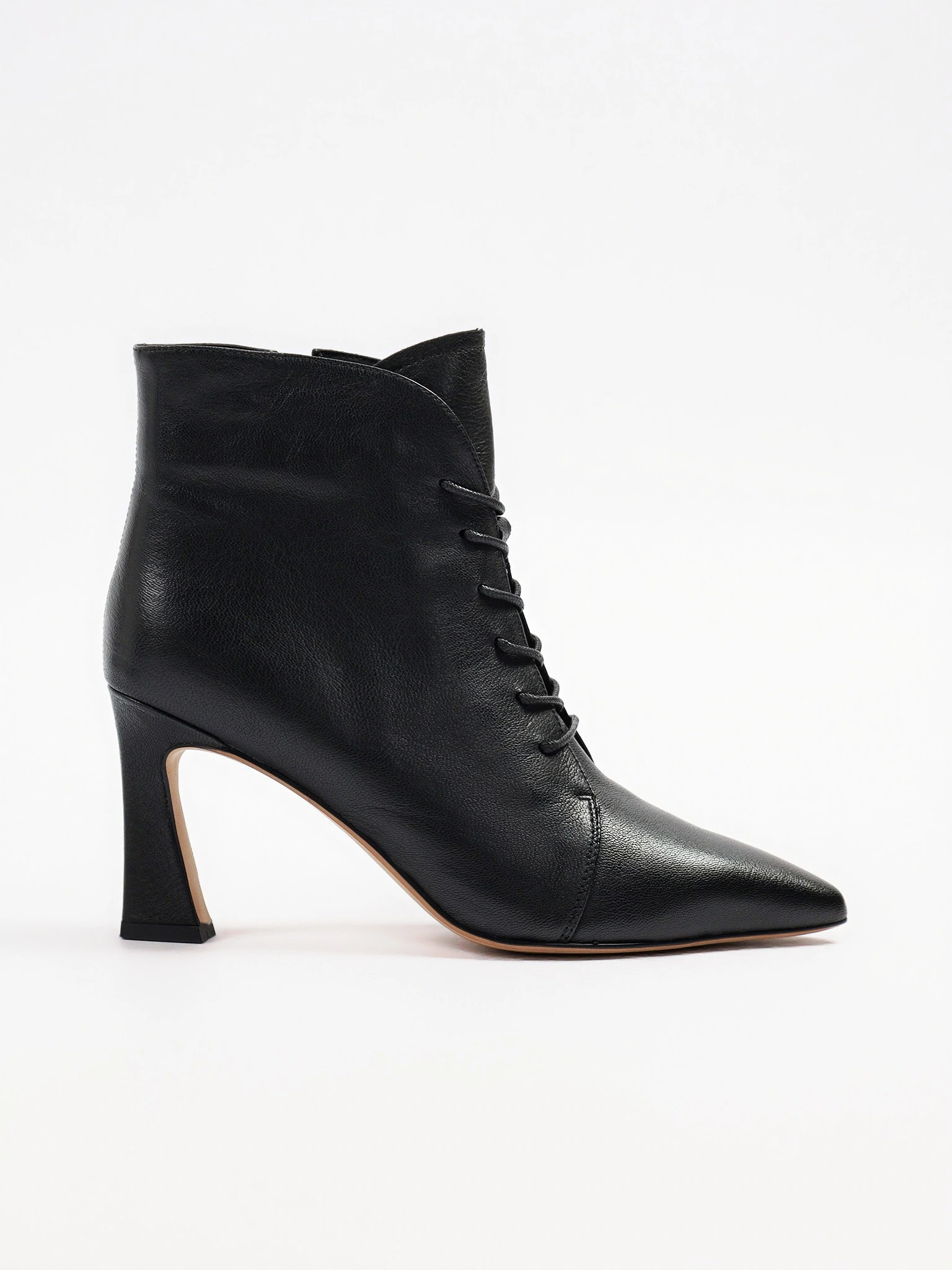 Ботильоны черного цвета со шнуровкой на высоком каблуке